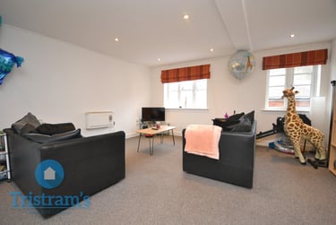 3 bed flat, Low Pavement, Nottingham, NG17DG - Image 3
