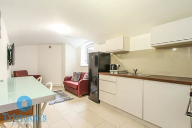 2 bed flat, Church Street, Nottingham, NG72FF - Image 2