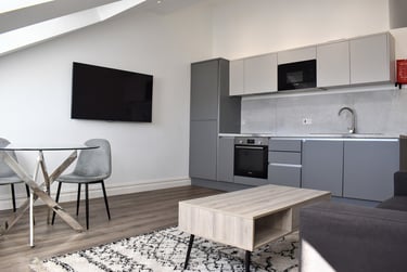 1 bed flat, Wilmslow Road, Withington, Manchester, M203BW - Image 2