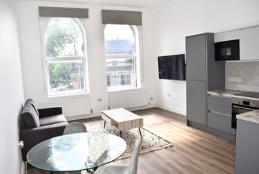 1 bed flat, Wilmslow Road, Withington, Manchester, M203BW - Image 1