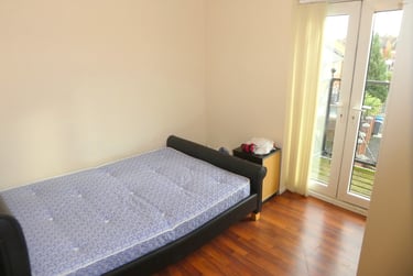 3 bed flat, Stretford Road, Hulme, Manchester, M154AY - Image 2