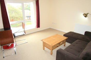 2 bed flat, Stockport Road, Manchester, M139AH - Image 1