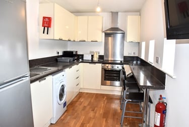 3 bed flat, Plymouth Grove, Longsight, Manchester, M130LX - Image 1