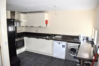 3 bed flat, Plymouth Grove, Longsight, Manchester, M130LX - Image 3