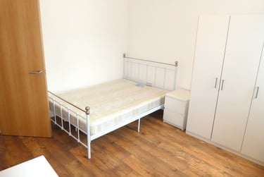 2 bed flat, Wilmslow Road, Victoria Park, Manchester, M145AQ - Image 3