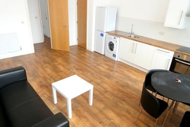 2 bed flat, Wilmslow Road, Victoria Park, Manchester, M145AQ - Image 5