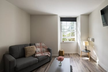 Large – 3 Bed with Separate Living Room - Image 1