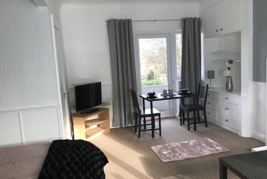 1 bed studio, Cumberland Court, Burley, Leeds, LS63BN - Image 2