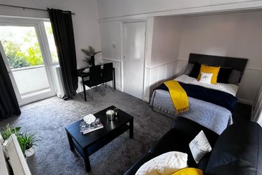 1 bed studio, Cumberland Court, Burley, Leeds, LS63BN - Image 1