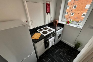 1 bed studio, Cumberland Court, Burley, Leeds, LS63BN - Image 4