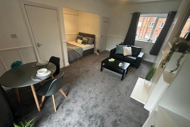 1 bed studio, Cumberland Court, Burley, Leeds, LS63BN - Image 1