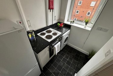 1 bed studio, Cumberland Court, Burley, Leeds, LS63BN - Image 4