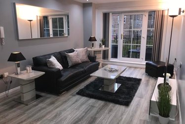 2 bed flat, Carisbrooke Road, West park, Leeds, LS165RX - Image 1