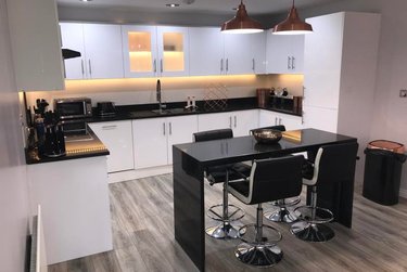 2 bed flat, Carisbrooke Road, West park, Leeds, LS165RX - Image 2