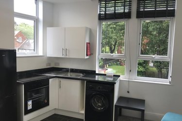 1 bed studio, 1 Norwood Terrace, Hyde Park, Leeds, LS61EA - Image 1