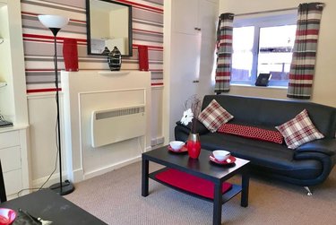 1 bed studio, Cumberland Court, Burley, Leeds, LS63BN - Image 1