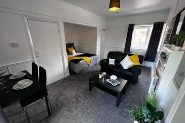 1 bed studio, Cumberland Court, Burley, Leeds, LS63BN - Image 2