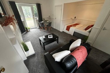 1 bed studio, Cumberland Court, Burley, Leeds, LS63BN - Image 1