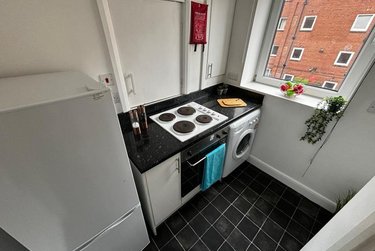 1 bed studio, Cumberland Court, Burley, Leeds, LS63BN - Image 3