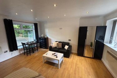 1 bed studio, Cumberland Court, Burley, Leeds, LS63BN - Image 3