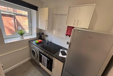 1 bed studio, Cumberland Court, Burley, Leeds, LS63BN - Image 5