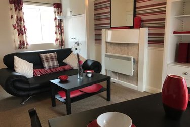 1 bed studio, Cumberland Court, Burley, Leeds, LS63BN - Image 1