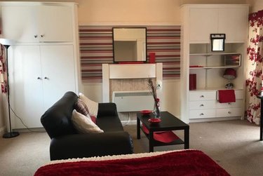 1 bed studio, Cumberland Court, Burley, Leeds, LS63BN - Image 2
