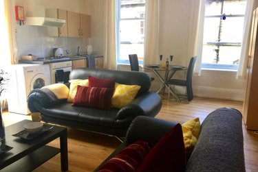 2 bed flat, Ridgeway House, Rampart Road, Leeds, LS62DZ - Image 1