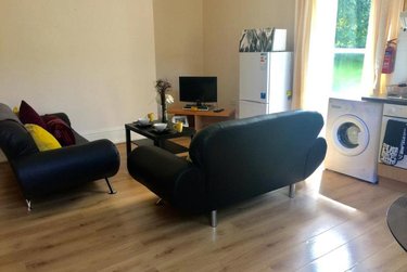 2 bed flat, Ridgeway House, Rampart Road, Leeds, LS62DZ - Image 2