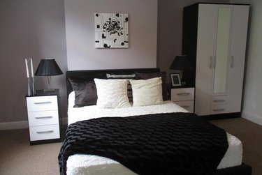2 bed house, Station Parade, Kirkstall, Leeds, LS53HG - Image 1
