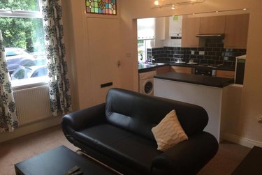 2 bed house, Station Parade, Kirkstall, Leeds, LS53HG - Image 2