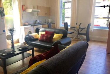 2 bed flat, Ridgeway House, Rampart Road, Leeds, LS62DZ - Image 1