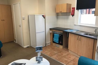 1 bed studio, 1 Norwood Terrace, Hyde Park, Leeds, LS61EA - Image 4