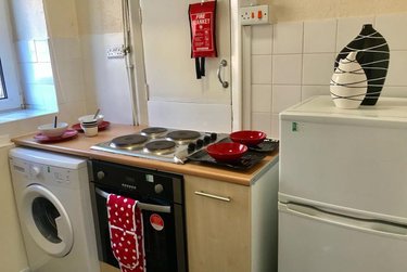 1 bed studio, Cumberland Court, Burley, Leeds, LS63BN - Image 3