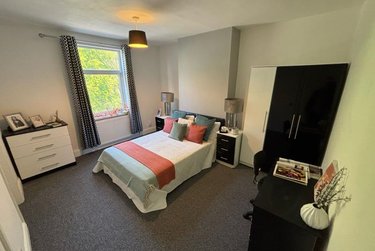 2 bed house, Station Parade, Kirkstall, Leeds, LS53HG - Image 1