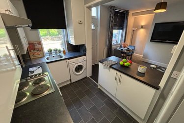 2 bed house, Station Parade, Kirkstall, Leeds, LS53HG - Image 9