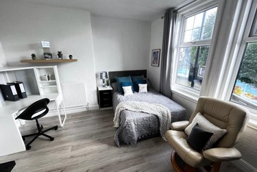 1 bed studio, 2 Regent Park Avenue, Rampart Road, Leeds, LS62AU - Image 1