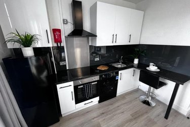 1 bed studio, 2 Regent Park Avenue, Rampart Road, Leeds, LS62AU - Image 2