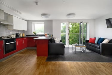 4 Bedroom Apartment – Classic Room - Image 3