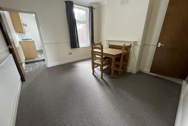 2 bed house, Knighton Fields Road East, Knighton, Leicester, LE26DR - Image 2