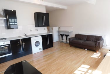 2 bed flat, Stretton Road, City Centre, Leicester, LE36BL - Image 2