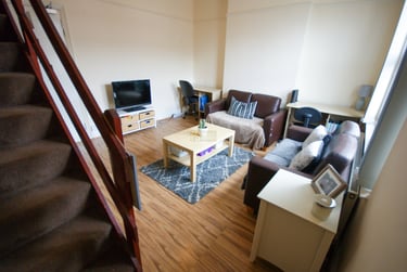 2 bed flat, Raddlebarn Road, Flat 2, Selly Oak, Birmingham, B296HH - Image 2