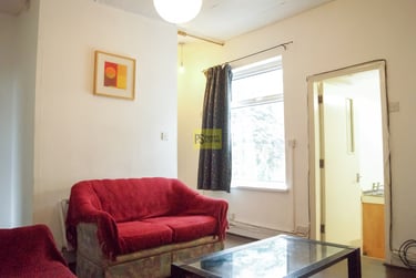 2 bed flat, Pershore Road, Selly Park, Birmingham, B297EN - Image 1