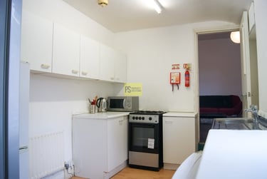 2 bed flat, Pershore Road, Selly Park, Birmingham, B297EN - Image 2