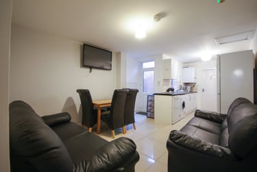6 bed house, Hubert Road, Selly Oak, Birmingham, B296DS - Image 1