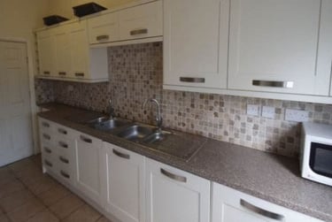 8 bed house, Burley Road, Hyde Park, Leeds, LS31JP - Image 2