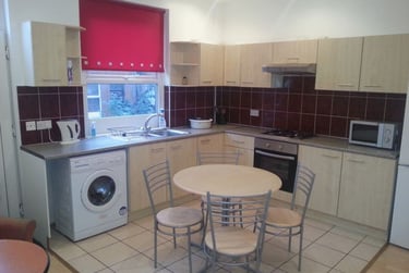 4 bed house, Harold Grove, Hyde Park, Leeds, LS61PH - Image 1