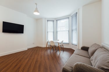 2 bed house, Marlborough Avenue, Spring Bank, Hull, HU53JS - Image 2