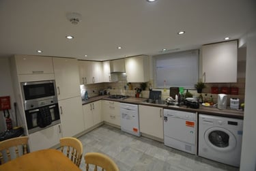5 bed house, Wetherby Grove, Burley, Leeds, LS42JH - Image 1