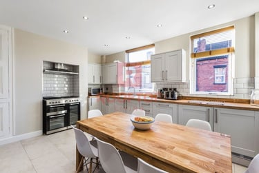 6 bed house, Hartley Crescent, Rampart Road, Leeds, LS62LL - Image 1